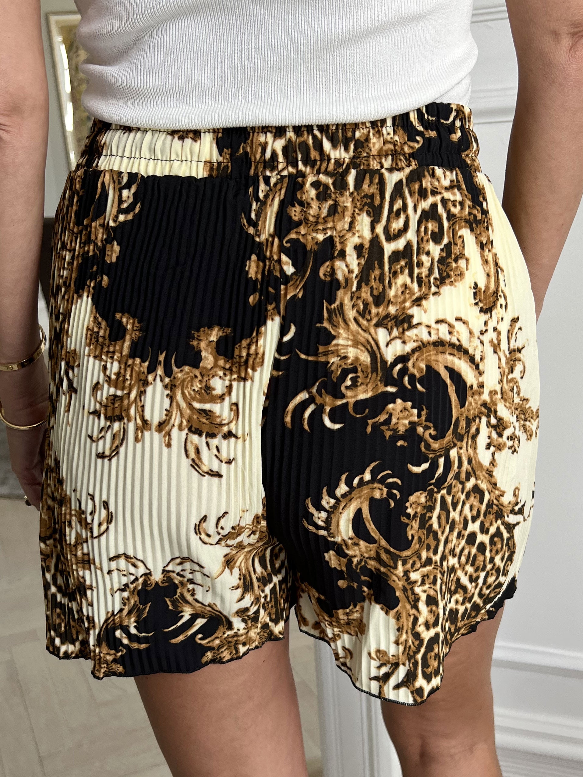 Sophia Short - Søde plisseret shorts med elastikkant